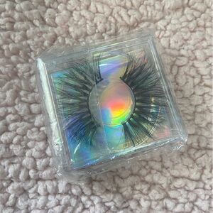 Eyelashes - Mink lashes w/ a soft & fluffy feel